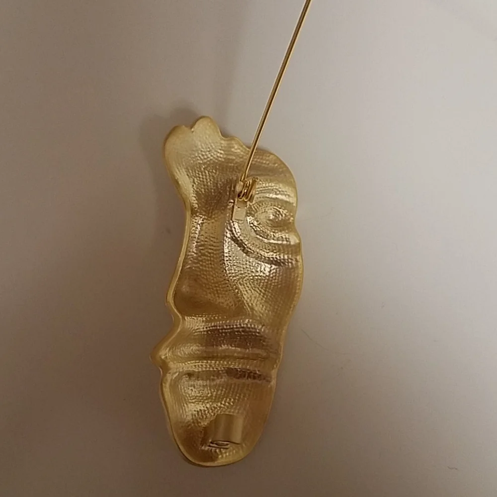 Half Face Brooch - Picture 4 of 4